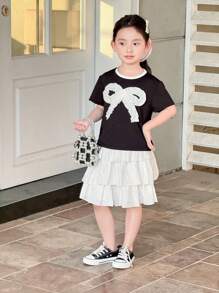 SHEIN Little Byeori 年轻女孩休闲蝴蝶装饰短袖T恤和多层下摆裙子套装