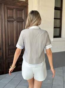 Pariaura Áo sơ mi nữ tay ngắn giản dị có túi ve áo kẻ sọc chắp vá màu tương phản - Màu be - Xem 2