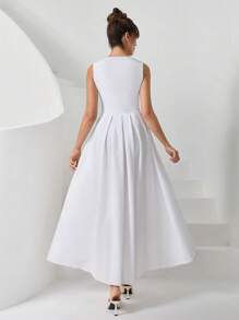 RueChic Elegante vestido midi en línea A en color blanco, con una favorecedora cintura en forma de V, delicados pliegues de princesa para un ajuste esculpido y botones decorativos tipo hongo con un toque vintage. La falda con pliegues de caja añade un movimiento elegante, mientras que la cremallera invisible en la parte trasera o lateral asegura un acabado perfecto. Perfecto para escapadas de verano elegantes, fiestas románticas en jardines y ocasiones nupciales atemporales.