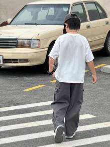 SHEIN Set de 2 piezas para niño preadolescente: Camiseta de manga corta con cuello redondo y patrón de letras 3D en relieve, talla grande pantalones cargo de color gris en contraste. Conjunto deportivo casual apto para primavera, verano, vacaciones, escuela, fiesta, moda y versátil. - Blanco - Ver 4