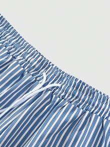 Manfinity Roghcode 2 件超大男士条纹短袖衬衫和短裤套装，衬衫左胸有 1 个口袋，短裤配有松紧腰带和侧袋，年轻街头风格，适合男朋友、丈夫、度假、日常通勤、返校、情侣装两件套夏季套装男士服装男士衬衫套装男士两件套夏季男士两件套男士衬衫套装 - 藍色 - 查看 6