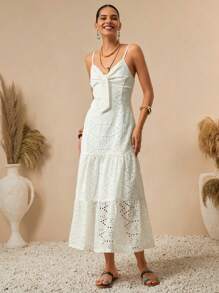 Bóhologie Vestito maxi con ricamo, design in cotone con ricamo all'inglese, dettaglio con fiocco sulla scollatura anteriore, collezione estiva, stile con spalline sottili, serie romantica boho, vestito da sole rustico, design con orlo a balze, collezione abbigliamento da resort, motivo romantico con ricami traforati, vestito estivo ispirato al vintage, dettagli di ricamo artigianale, moda bohémien chic, collezione stile mediterraneo, abbigliamento da resort per la sera