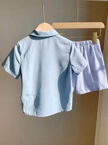 Conjunto de 2 piezas de camisa de manga corta de bolsillo con rayas y empalmes, y pantalones cortos de unicolor para niño pequeño, adecuado para ir a la escuela, actividades diarias casuales, deportes en primavera/verano/otoño