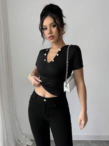 SHEIN Camiseta feminina com decoração de flores 3D e decote entalhado, moda para o verão - Preto - Ver 6