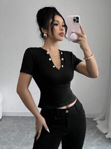 SHEIN Camiseta feminina com decoração de flores 3D e decote entalhado, moda para o verão - Preto - Ver 3