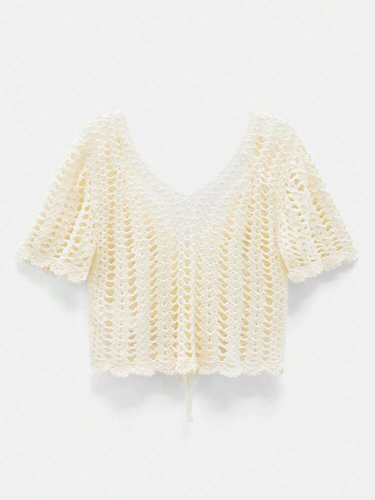 SHEIN Maija Novo Vestido de Festa de Praia para o Verão de 2025, Temporada de Formatura, Viagem Ao Ar Livre, Férias na Praia, Design de Crochê Artesanal Exquisito, Vestido de Fita Sensual e Vazado, Elegante Vestido Casual de Praia de Malha Bege com Mangas Curtas para Senhoras