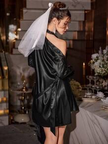 مجموعة ملابس نوم مكونة من فستان نوم قطعة واحدة من الحرير المزيف مع روب شفاف مطرز بالدانتيل لاطلالة مثيرة للنساء - الأسود - مشاهدة 2