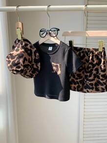 SHEIN Conjunto de 3 peças de camiseta de manga curta com estampa de leopardo para bebês, blusa de malha, shorts e chapéu de sol, roupa casual confortável para meninos/meninas, adequada para ambientes internos, externos, uso diário, esportes, brincadeiras, festas, fotografia, férias, primavera/verão - Branco - Ver 4