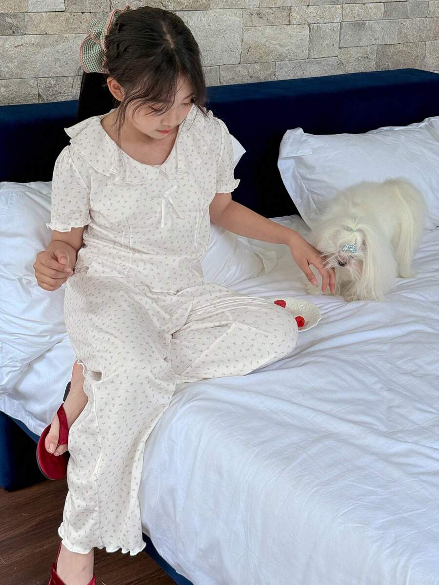 DAZY Conjunto de pijama con top de manga corta con volantes y estampado floral diminuto y pantalones para niñas preadolescentes, atuendos de verano para niñas, ropa de vuelta al colegio - Beis - Ver 1