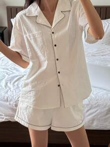 DAZY Conjunto de pijama para mujer con diseño de línea de arco de color de contraste en manga corta y shorts
