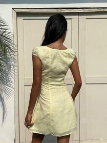 Aloruh 女士纯色镂空刺绣甜心领性感迷你连衣裙 - 黃色 - 查看 2