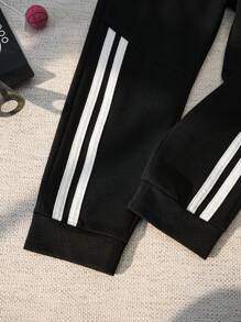 SHEIN 2 件套年轻男孩休闲纽约印花圆领短袖 T 恤和撞色白色胶带慢跑裤，适合春夏秋季穿着，适合年轻男孩日常生活 - 彩色 - 查看 4