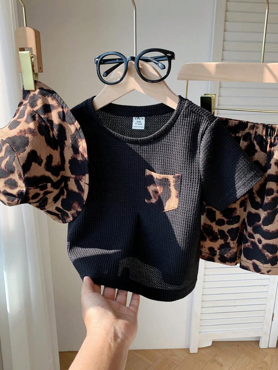SHEIN Conjunto de 3 peças de camiseta de manga curta com estampa de leopardo para bebês, blusa de malha, shorts e chapéu de sol, roupa casual confortável para meninos/meninas, adequada para ambientes internos, externos, uso diário, esportes, brincadeiras, festas, fotografia, férias, primavera/verão - Branco - Ver 1