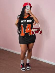 Slaydiva 2025新款音乐节运动街头春夏休闲街头V领露肩短袖14标语Logo ONLY BABY图案黑底红条纹全身印花宽松针织面料女士迷你连衣裙女士足球球衣连衣裙运动连衣裙女士球衣连衣裙女士足球连衣裙 - 橘色 - 查看 4