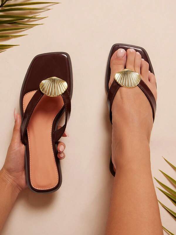 SHUZIA Sandalias planas cómodas y de moda para mujer con decoración de metal - Estilo punk chic, audaz y