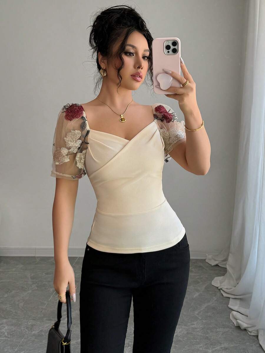 Rafferiza Áo cánh nữ thêu hoa tay bồng chắp vá cổ tim - Màu be - Xem 1