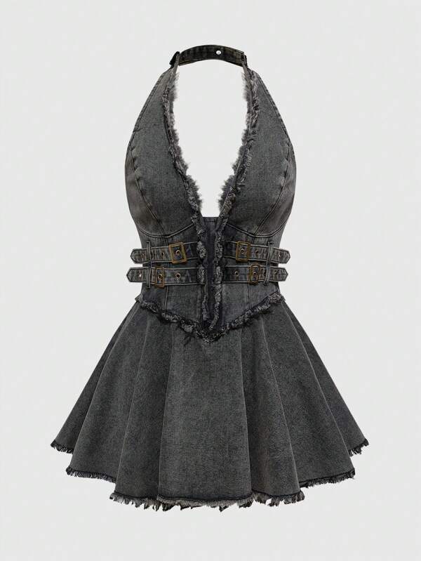 ROMWE Grunge Punk Y2K-Stil zerfranstes, abgenutztes farbiges Kaltsschulter Trägerkleid mit ausgestelltem Saum Kurzes Denim Kleid für Frauen