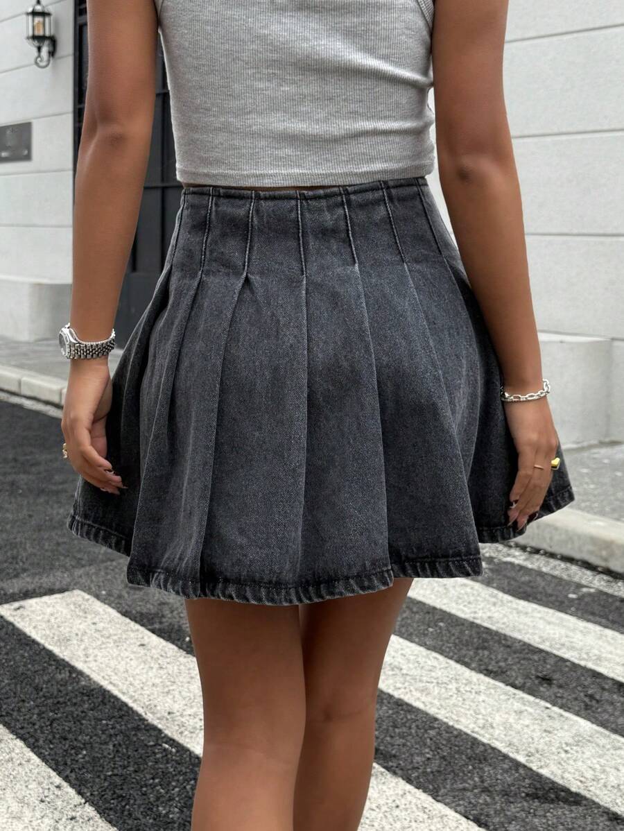 SHEIN EZwear 纯色百褶休闲度假牛仔迷你裙,适合夏季 - 黑色 - 查看 1