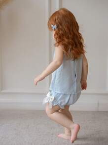 SHEIN Set de 2 piezas de ropa de verano para niñas bebé: Rebeca sin mangas color azul claro con estampado de nubes y ribete floral, talla grande shorts de talle con lazo