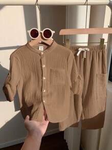 SHEIN 2 件套年轻男孩休闲运动度假干净风格，可爱，Kpop 纯白色 Polo 衫和纯色松紧腰口袋裤套装，适合儿童服装，年轻男孩服装，返校男孩套装，适合生日派对、晚会、表演、婚礼、情人节，适合日常使用、学校、旅行、运动、春夏季 - 彩色 - 查看 6