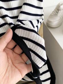 SHEIN Pasgeboren babyjongen elegante, stedelijke, preppy, klassieke blauw-witte gestreepte romper met revers, korte mouwen en losse pasvorm, geschikt voor casual dagelijks gebruik, uitstapjes, strand en zomer.