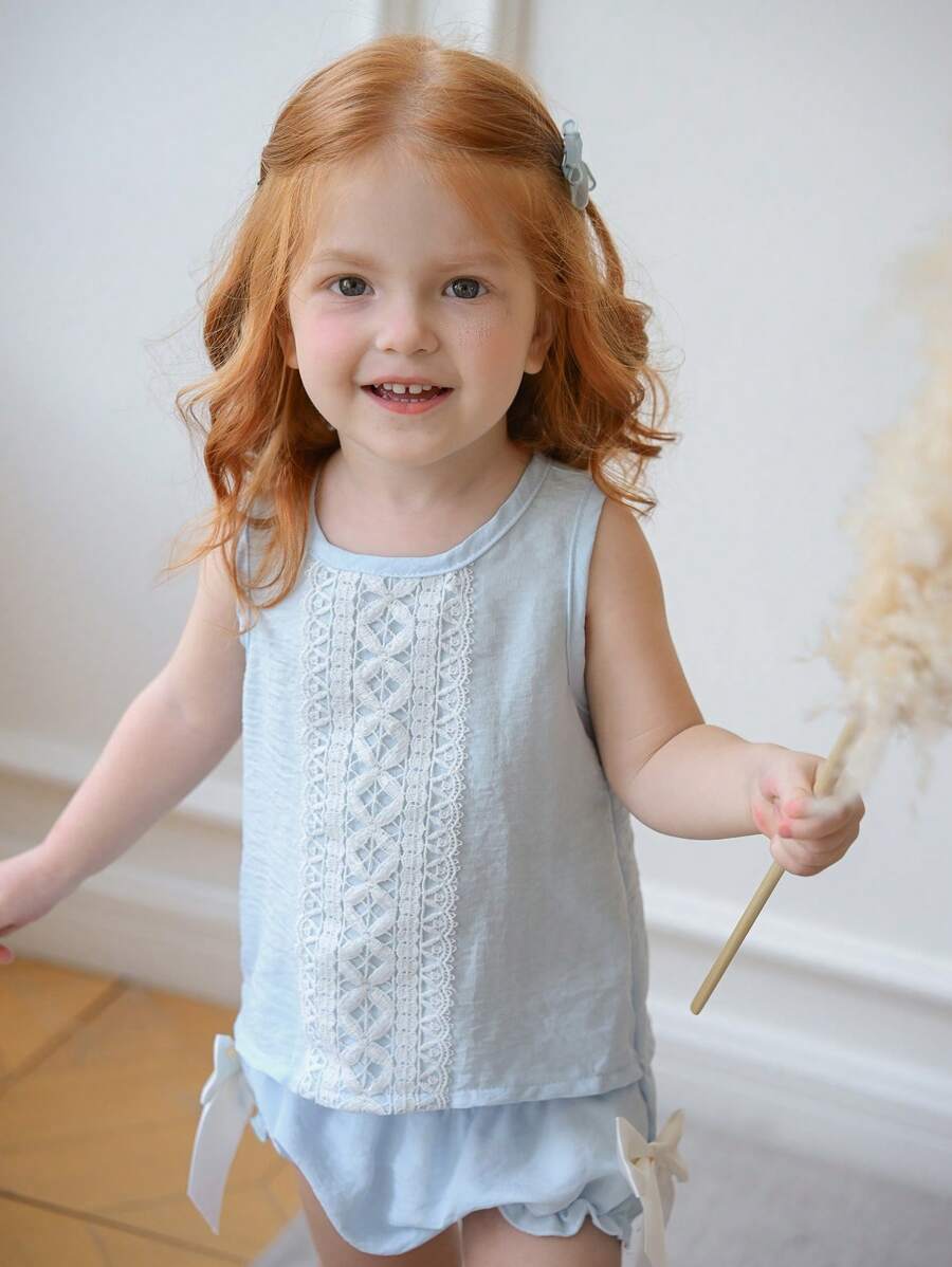 SHEIN Set de 2 piezas de ropa de verano para niñas bebé: Rebeca sin mangas color azul claro con estampado de nubes y ribete floral, talla grande shorts de talle con lazo