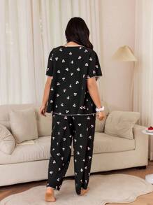 SHEIN Plus Size Romantic Cherry Blossom Print Contrast Color Ruffle Trim Square Neck Loose Short Sleeve Top And Pants Pajama Set, Cozy And Elegant Details - Black - View 2