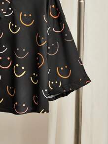 SHEIN EZwear Áo sơ mi đen in hình mặt cười nhiều màu sắc dành cho nữ cỡ lớn - màu đen - Xem 5