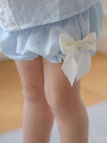 SHEIN Set de 2 piezas de ropa de verano para niñas bebé: Rebeca sin mangas color azul claro con estampado de nubes y ribete floral, talla grande shorts de talle con lazo