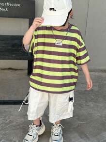 1 件年轻男孩休闲街头风格舒适时尚百搭柔软短袖 T 恤，带有时尚条纹和卡通人物印花，适合春夏季