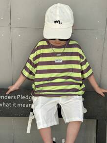 1 件年轻男孩休闲街头风格舒适时尚百搭柔软短袖 T 恤，带有时尚条纹和卡通人物印花，适合春夏季