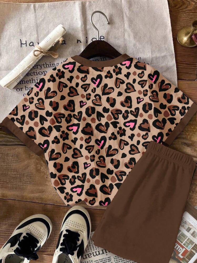 SHEIN Leap Crew Conjunto de Camiseta de Manga Curta e Shorts de Estampa Vintage Rosa Coração Leopardo Floral Cartoon, Adequado para Primavera/Verão, Roupas de Verão para Conforto Fácil, Camadas de Outono para Crianças, Roupas Gráficas Casuais, Volta às Aulas, Roupas de Outono, Conjunto Marrom Adolescente Menina Homecoming, Conjunto Leopardo Menina Pré-Adolescente, Conjunto de Estampa Animal Menina Chita, Shorts Marrons - Multicolorido - Visão 3
