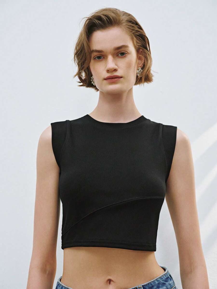 Lumivelle Women's Round Neck Minimalist Fashion Fitted Camisole - Black - View 1