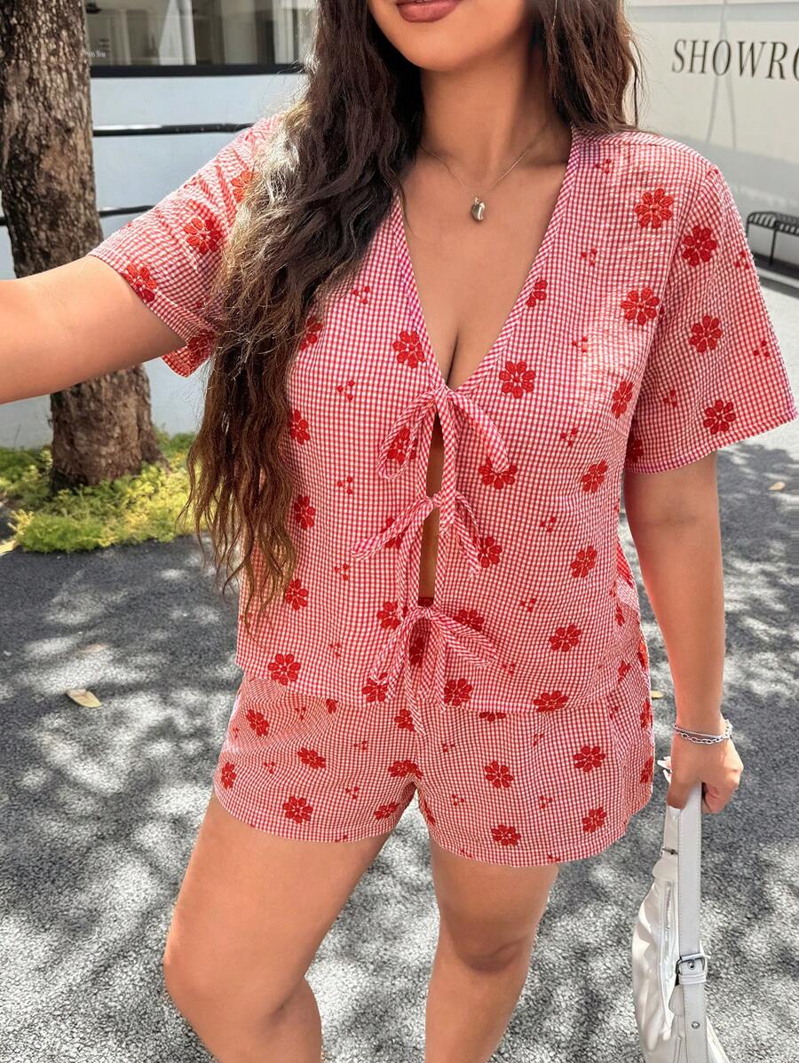 SHEIN EZwear Setelan 2 Potong Blus dan Celana Pendek Motif Buah Ceri dan Kotak-kotak Ukuran Plus, Gaya Imut untuk Musim Semi/Panas - MultiWarna - View 1
