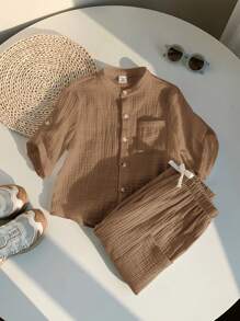 SHEIN 2 件套年轻男孩休闲运动度假干净风格，可爱，Kpop 纯白色 Polo 衫和纯色松紧腰口袋裤套装，适合儿童服装，年轻男孩服装，返校男孩套装，适合生日派对、晚会、表演、婚礼、情人节，适合日常使用、学校、旅行、运动、春夏季 - 彩色 - 查看 5