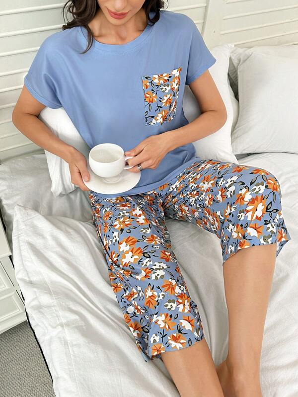 SHEIN Conjunto de top de manga corta con estampado floral y pantalón 7/8 con bolsillo de contraste