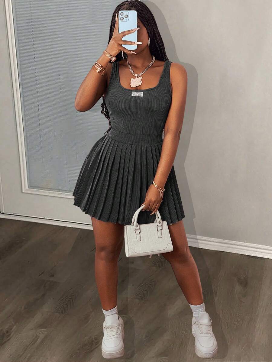 Slaydiva Vestido mini para mujer de tela de punto con imitación de copos de nieve fritos, cinta negra y gris, estilo básico y sencillo de cuello en U, para usar en primavera y verano, con etiqueta blanca y letras negras, para festivales de música 2025