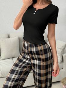 SHEIN Conjunto de pijama de 2 piezas para mujer con camisa de manga corta con cuello cuadrado decorado con botones en unicolor y pantalón a cuadros - Negro - Ver 4