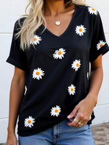 Plus Size Women's White Daisies Floral Print V-Neck Short Sleeve Graphic Tees With Rolled-Up Cuffs, Random Print Going Out Tops,Casual Loose Allover Print Summer Women Top