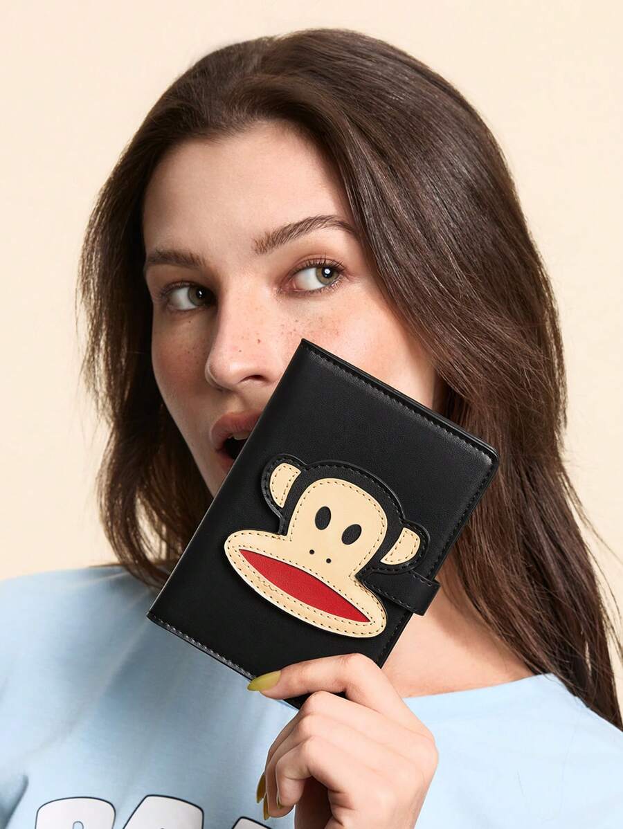 Paul Frank X SHEIN 1 pieza de Portapassaporte de Piel de PU con Estampado de Mono, Puede Almacenar Pasaporte, Tarjeta de Embarque, Contiene Dos Ranuras para Tarjetas, Adecuado para Hombres y Mujeres, Adecuado para Viajes - Negro - Ver 1