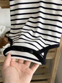 SHEIN Pasgeboren babyjongen elegante, stedelijke, preppy, klassieke blauw-witte gestreepte romper met revers, korte mouwen en losse pasvorm, geschikt voor casual dagelijks gebruik, uitstapjes, strand en zomer.