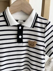 SHEIN Pasgeboren babyjongen elegante, stedelijke, preppy, klassieke blauw-witte gestreepte romper met revers, korte mouwen en losse pasvorm, geschikt voor casual dagelijks gebruik, uitstapjes, strand en zomer.