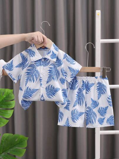SHEIN Conjunto de 2 piezas de estilo de vacaciones con diseño de hojas azules para niños pequeños, que incluye una camisa de manga corta y pantalones cortos - Conjunto casual de verano para niños pequeños - Conjunto de 2 piezas de ropa de verano para niños pequeños