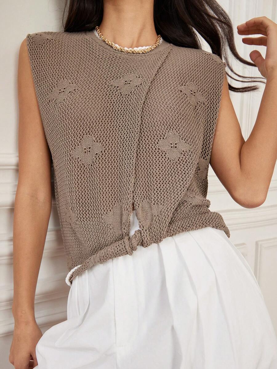 Dazy-Less Top en tricot style décontracté pour vacances, avec design crochet découpé et nœud, manches courtes et effet ajouré. Idéal pour l'été, décontracté mais chic pour une tenue casual d'affaires pour femmes.