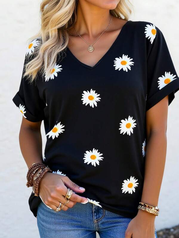 Plus Size Women's White Daisies Floral Print V-Neck Short Sleeve Graphic Tees With Rolled-Up Cuffs, Random Print Going Out Tops,Casual Loose Allover Print Summer Women Top