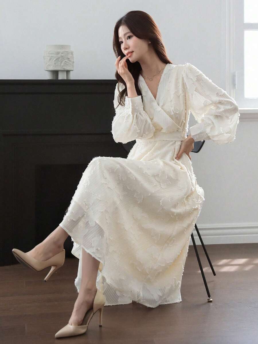 DAZY 纯色纹理面料 V 领长袖束腰连衣裙，优雅秋季女式长裙