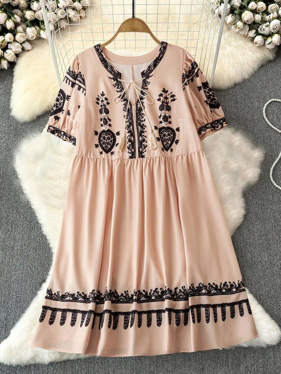 SHEIN Clasi Vestido de Verão Boho para Mulheres Plus Size com Estampa, Decote com Cordão, Solto, Babado e Ideal para Férias, Praia e Festivais de Música