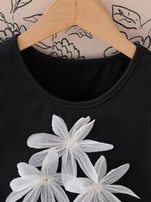 SHEIN 2pcs/Set Tween GirlsSolid Floral 3D Decor Tank Top & Floral Bubble Skirt. 3D Floral Pattern Embellishment, Stylish Silhouette. This Outfit Is Suitable For Various Occasions, Whether Family Gatherings Or Outdoor Activities, Allowing Tween Girlsto Be The Spotlight With An Elegant Presence. - Black and White - View 6