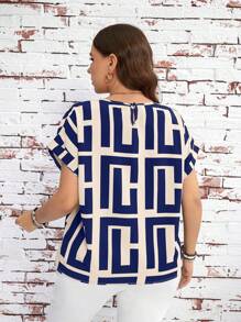 SHEIN LUNE Blouse à manches courtes en forme de chauve-souris avec col rond et imprimé géométrique pour femme grande taille - Bleu et Blanc - Voir 2