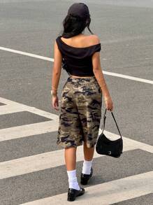 Completo da ragazza adolescente composto da 2 pezzi: maglietta casual a spalle scoperte con arricciature in maglia e pantaloni a metà gamba in stile strada mimetico verde, stile di moda per il ritorno a scuola, adatto per primavera ed estate